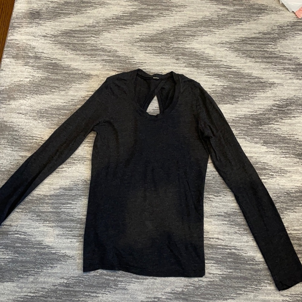 Monrow light long sleeve tshirt! Adorable top with a cool open back!
